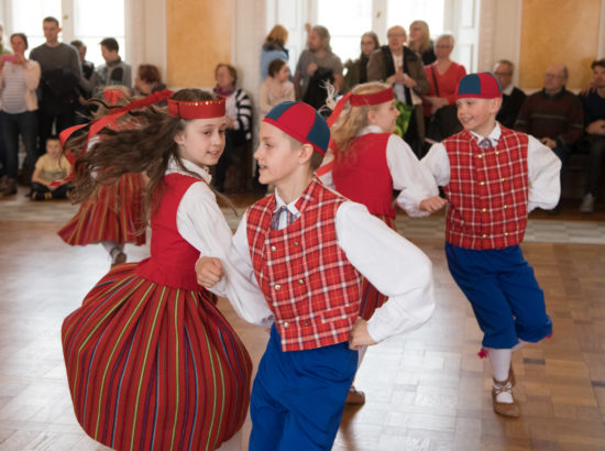 Suvise noorte laulu- ja tantsupeo “Mina jään” lood ja laulud Valges saalis